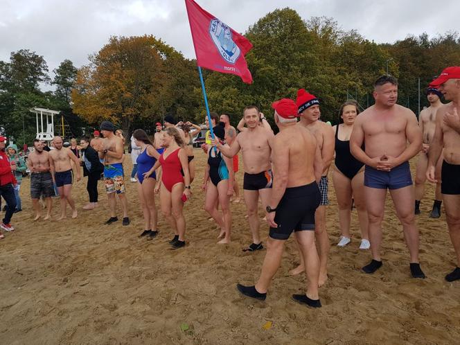 W Olsztynie pierwsza kąpiel w nowym sezonie. Morsy w CRS Ukiel