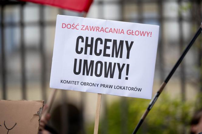 Lokatorzy z Osiedla Przyjaźń protestowali przed ratuszem: "Chcemy umów z miastem, nie wysiedleń!"