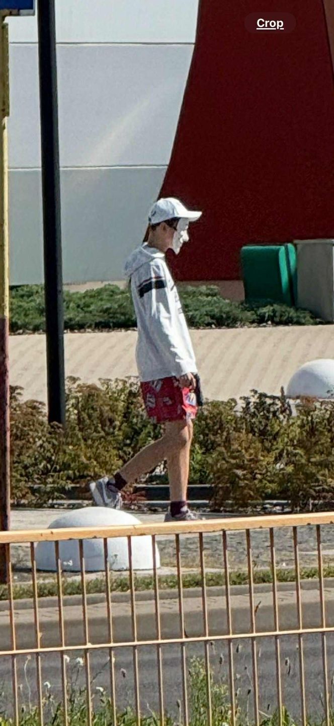 Niepokojący widok koło CH Toruń Plaza. Był w masce, a w rękach miał to