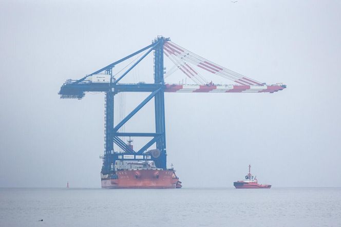 Gdańsk. Do nabrzeża Terminalu T3 na terenie Baltic Hub przybił statek Zhen Hua 32, na pokładzie którego do portu przypłynęły trzy ogromne suwnice przeznaczone do obsługi kontenerowców przy terminalu T3