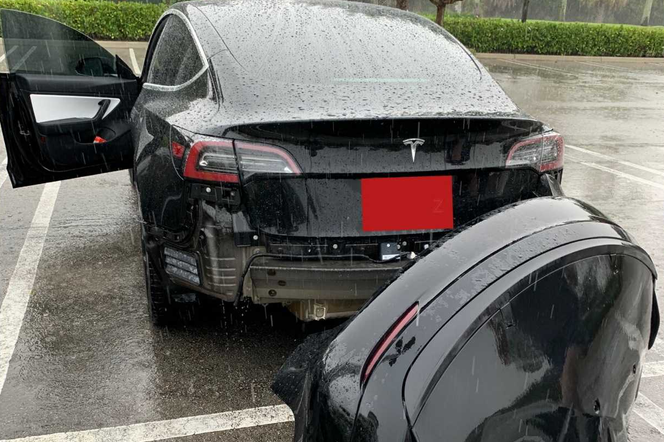 Zderzak Tesli Model 3 urwał się podczas jazdy