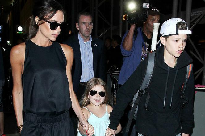 Victoria Beckham z dziećmi na lotnisku