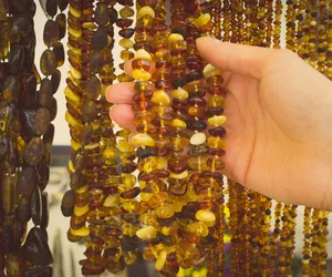 Bursztyn ma magiczne właściwości. Kamień sukcesu z korali naszych babć przyciąga szczęście i chroni przed urokami. Jak wykorzystać jego moc?