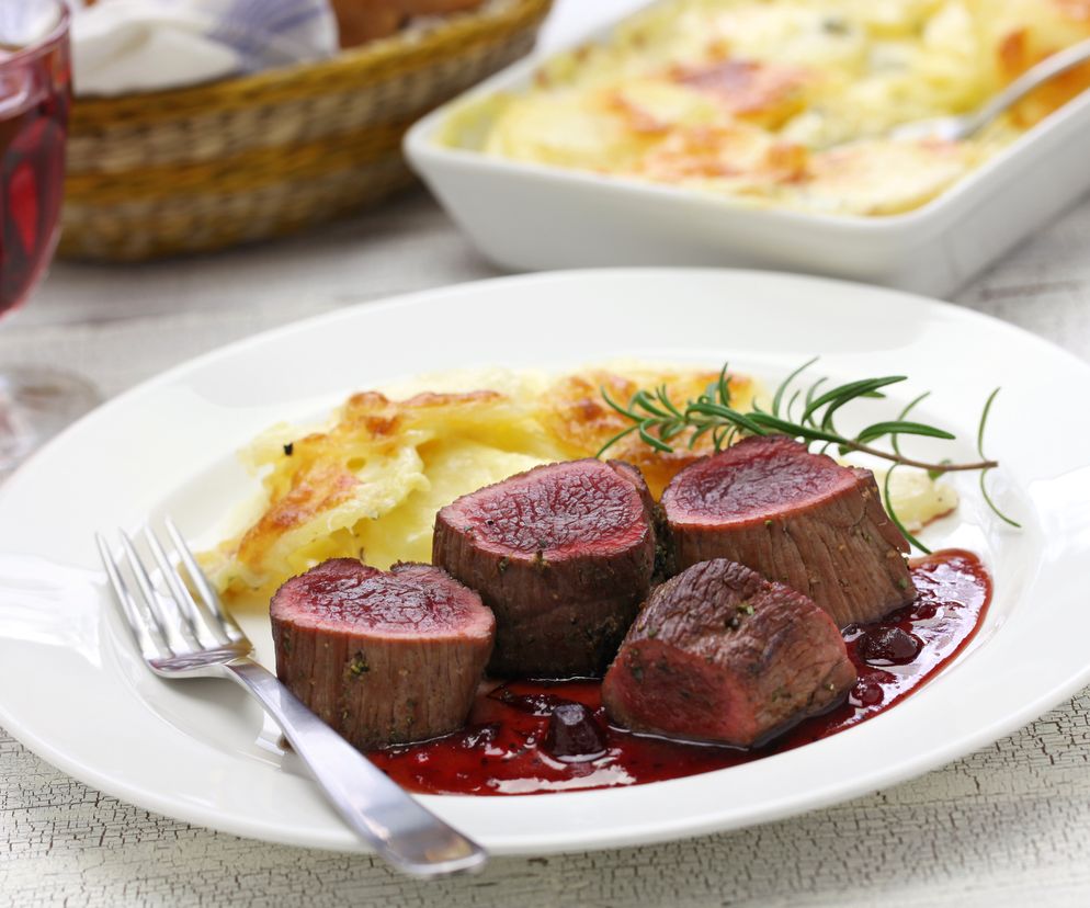 Sarnina pieczona w winie