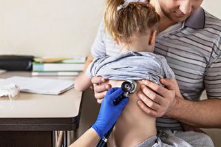 Pediatra wymienia popularne wiosną choroby i ich objawy. Te najczęściej obserwował u dzieci
