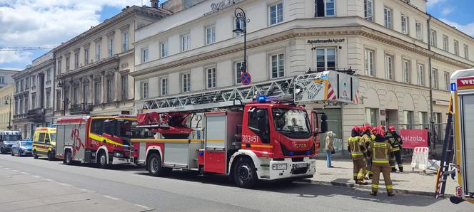 Malutkie dziecko chodziło po parapecie na drugim piętrze kamienicy. Wstrząsające sceny w Warszawie