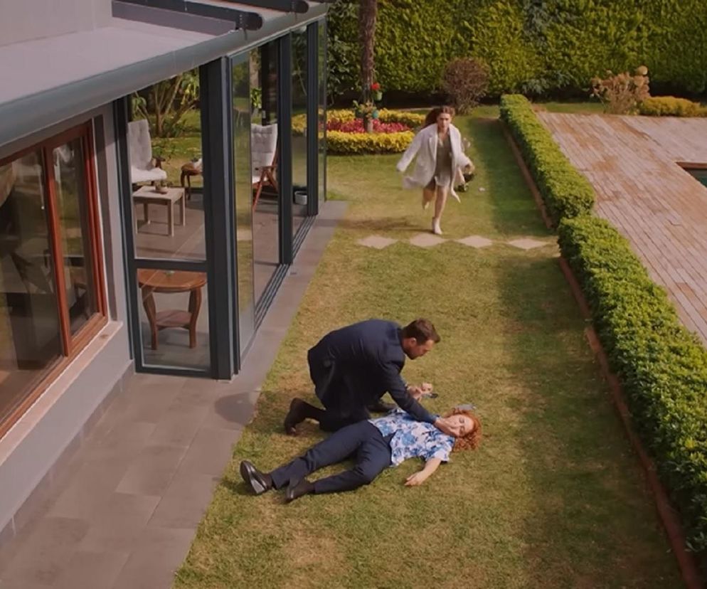 Kuzey klęczący nad nieprzytomną Hulyą leżącą na trawniku, z Silą biegnącą w tle. Scena z serialu Miłość i nadzieja w 300 odcinku, gdzie Sila i Kuzey odnajdują Hulyę, nie wiedząc o wypadku. Więcej o losach bohaterów przeczytasz na stronie Super Seriale.