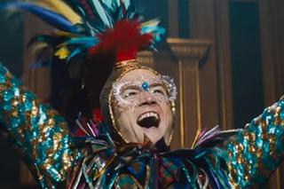 Taron Egerton jako Elton John