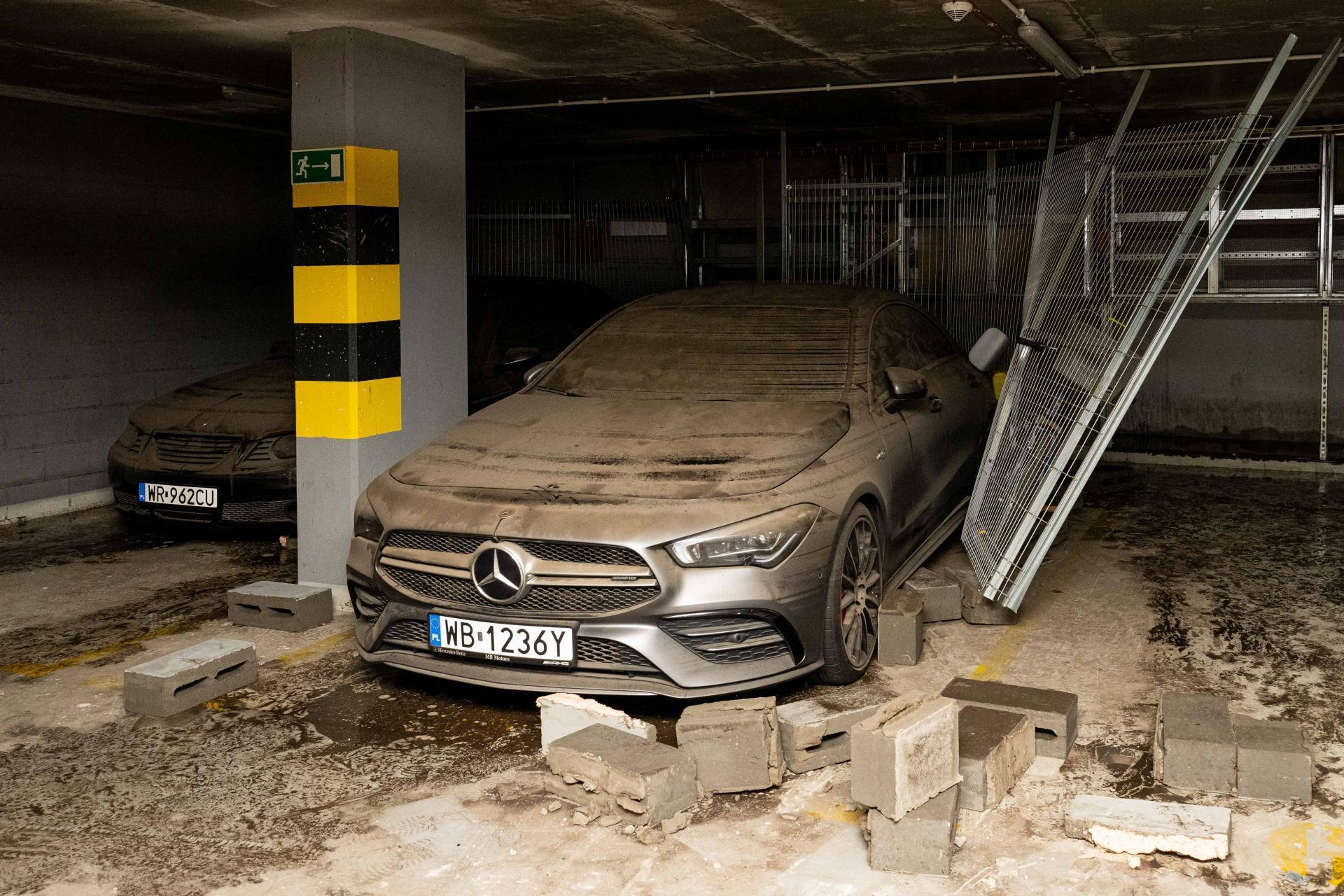 Zalany garaż podziemny w bloku przy ul. Faworytki 2 w Warszawie