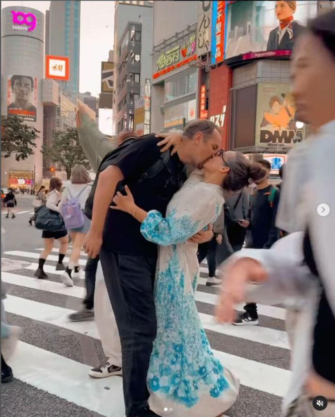 Anna Mucha w obłędnej kiecce migdali się z ukochanym na środku zatłoczonej ulicy! Co za sceny!