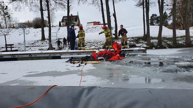 Tragiczny wypadek na jeziorze Tałty. Pod wędkarzami załamał się lód. Nie żyje 73-latek