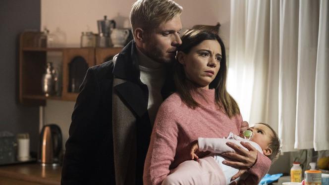 M jak miłość odc. 1363. Iza (Adriana Kalska), Artur (Tomasz Ciachorowski), Maja (Ania Wierzchoń)