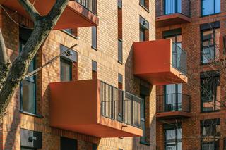 Grodzieńska 19 w Warszawie – budynek z czerwonym klinkierem