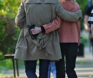 Andrzej Chyra smyra i całuje