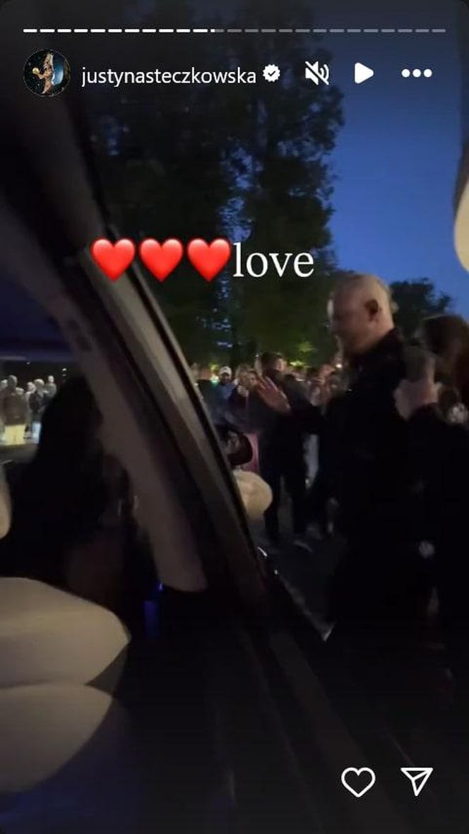 Justyna Steczkowska niczym papież! Gwiazda wyciąga rękę do fanów ze swojego jusiamobile