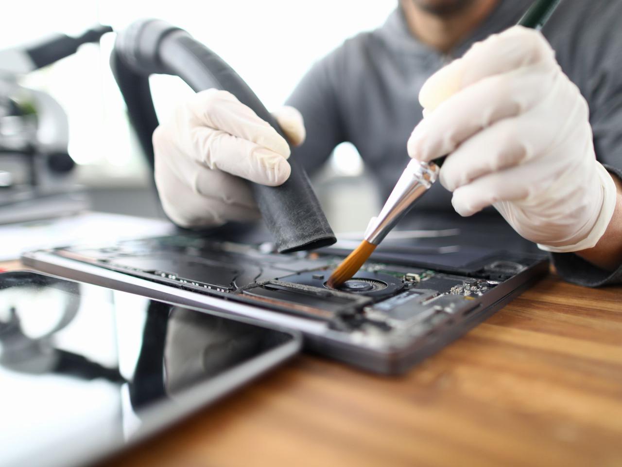 Czyszczenie laptopa - jak wyczyścić ekran i klawiaturę w laptopie