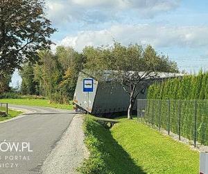 Ciężarówka utknęła na wąskiej drodze pod Tarnowem. Kierowcy z pomocą ruszyli okoliczni mieszkańcy