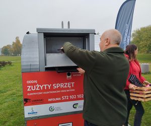 Dębowy Elektryczny Las został zasadzony nad Siedleckim zalewem w ramach programu Polska Stolica Recyklingu