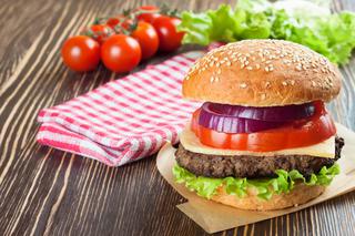 Domowe burgery: jak zrobić hamburgery w domu? [przepis]