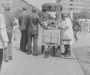 Fast food w PRL: bułka z pieczarkami i kiełbaska z wody