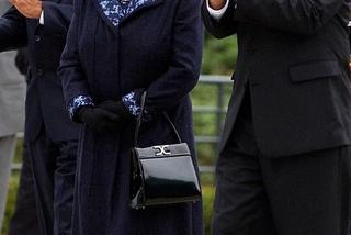 Od pół wieku nosi tę samą torebkę