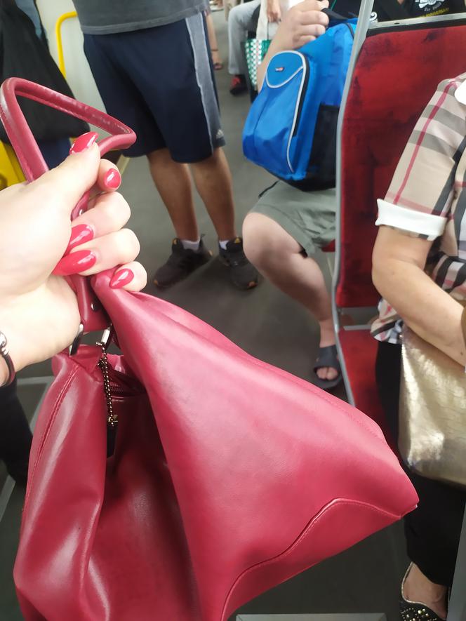 Julia odebrała torebkę złodziejom z tramwaju! Dwójkę osiłków potraktowała ostrymi paznokciami