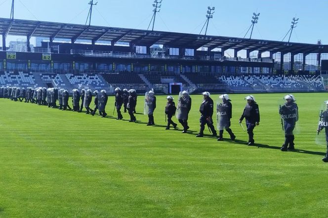 Wielu policjantów pojawiło się na stadionie Sandecji Nowy Sącz.  Wiemy co się stało!