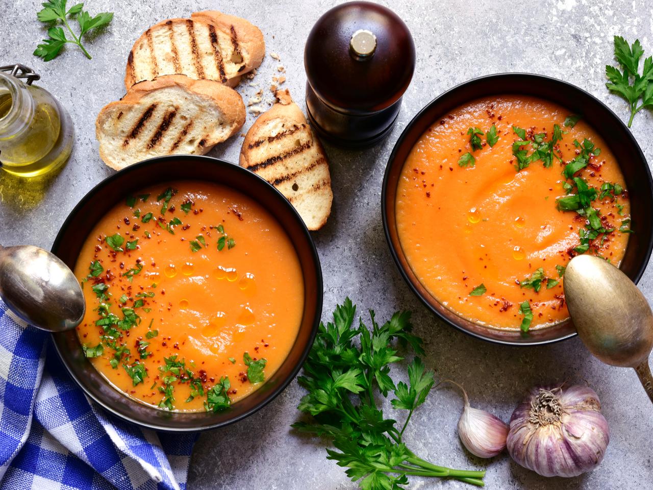 Zupa krem z pieczonej marchwi i jabłek: najlepszy przepis wege