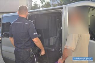 Był tak pijany, że nie widział, jak gubi ładunek! Od razu trafił do celi!