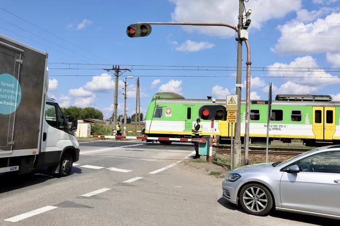 Kierowcy łamią przepisy, więc PKP chciało zamknąć rogatki w Ołtarzewie. Nie wyszło! 