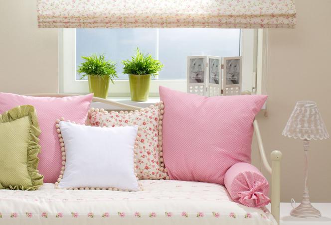 Kolorowe poduszki (źródło: www.dekoria.pl)