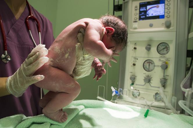 W maseczkach nie tylko po zakupy. Kobieta w trakcie porodu powinna mieć maseczkę