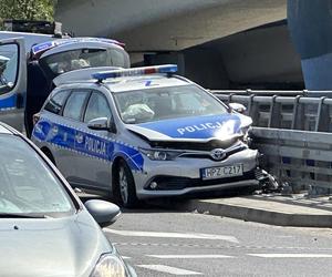 Wypadek z udziałem radiowozu na ulicy Łopuszańskiej w Warszawie