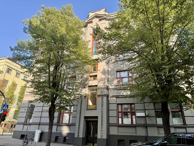 Kamienica z 1929 roku zaprojektowana przez Edmundasa Alfonsasa Frykasa, znajduje się w niej Muzeum Art Deco w Kownie