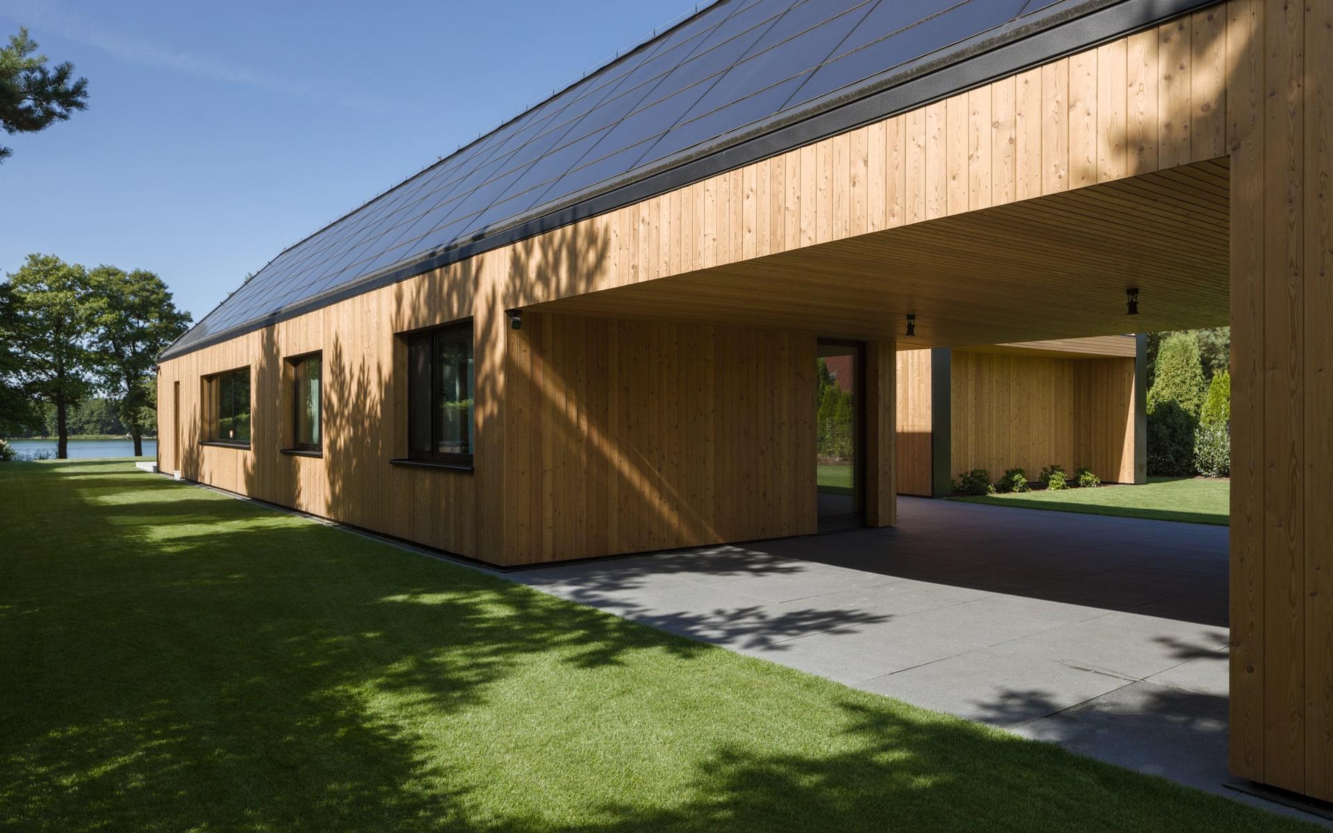 Dom na Kujawach. Dwie stodoły nad jeziorem