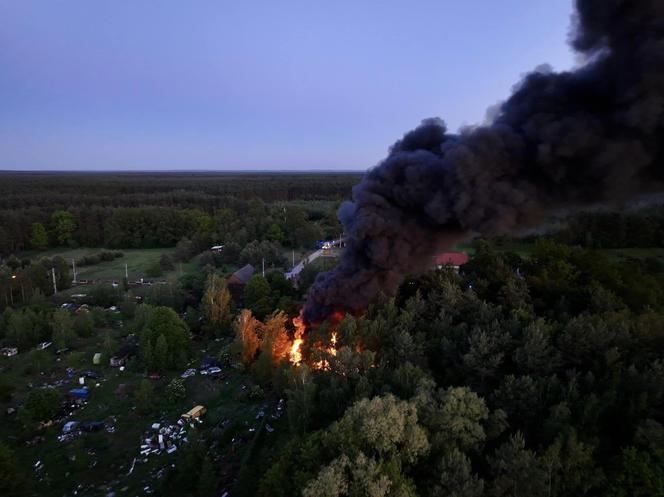 Kłęby czarnego dymu nad okolicą