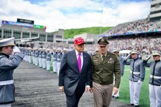 Trump waha się przed atakiem na Iran. Kluczowa kwestia: Czy bomby zniszczą podziemny bunkier?