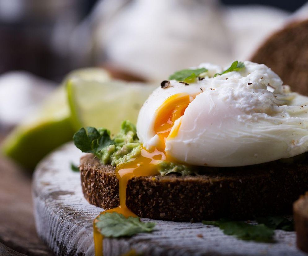 jajka w koszulkach ze szpinakiem