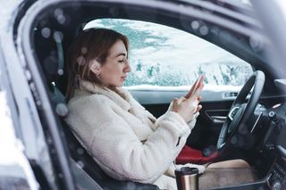 Nie zdążyłeś zmienić opon, a pogoda cię zaskoczyła? Sprawdź, jak zachować się w trudnych warunkach na drodze