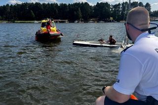 Chciał przepłynąć Wisłę wpław. Kiedy policjanci kazali mu wyjść z wody, przyspieszył. Potem zaczął się topić