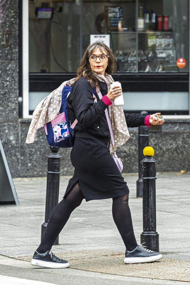 Jachira maluje się w tramwaju