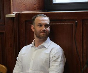 „Byłam obok, gdy tłukli Maćka”. Oskarżony o śmiertelne pobicie Maćka na Nowym Świecie z uśmiechem na twarzy słuchał zeznań świadków
