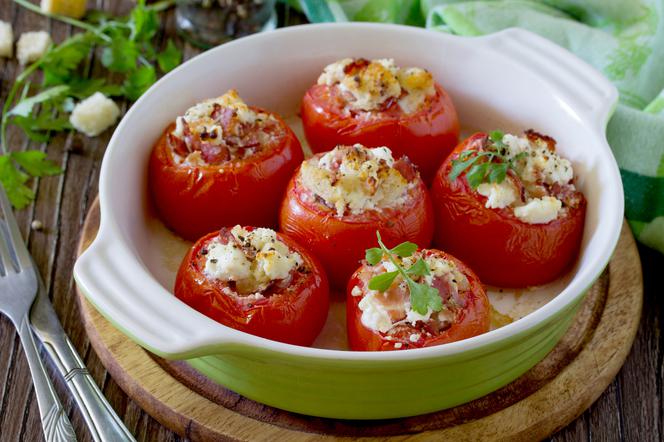 Pomidory nadziewane z bekonem i serem feta