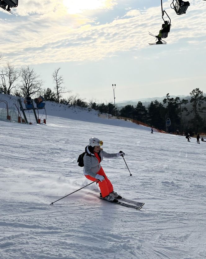 Na nartach podjadała mężowi frytki