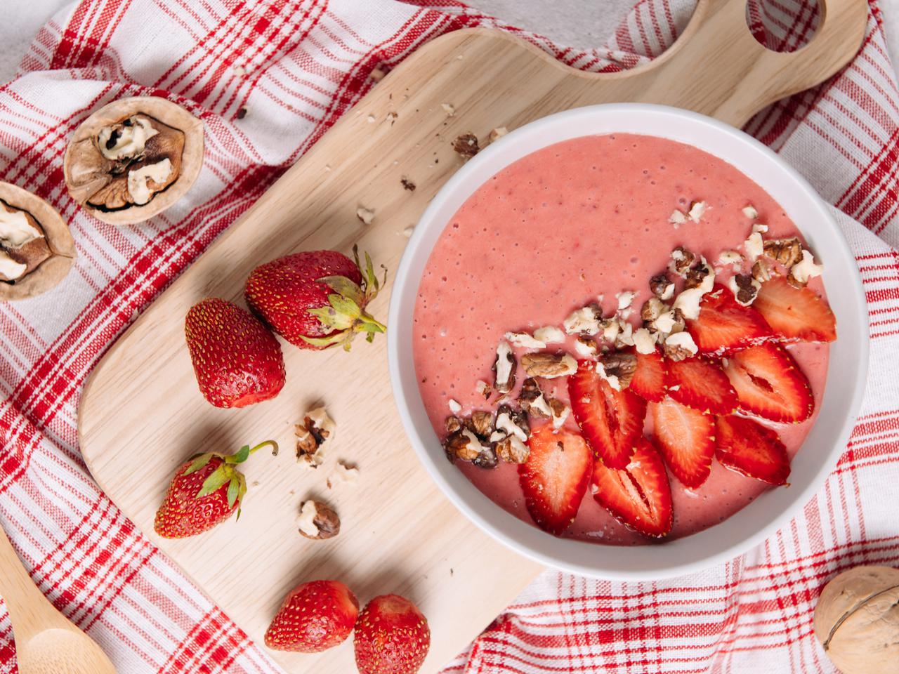 Chłodnik truskawkowy z makaronem - rozkoszna zupa na zimno