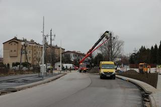 Budowa ronda wstrzymana przez słup energetyczny stojący na środku. Urzędniczy absurd na ul. Kadetów 