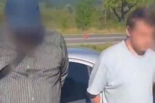 Ksiądz ukrył mężczyznę pod sutanną