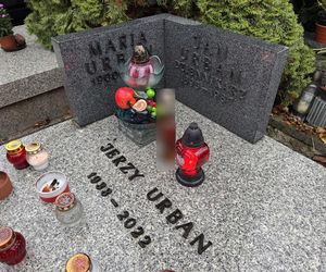 Grób Jerzego Urbana w Zaduszki. Niewiarygodne, co mu położyli na płycie!