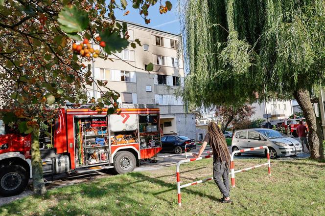 Pożar w bloku w Ostrowie Wielkopolskim. Nie żyje jedna osoba, 10 jest rannych