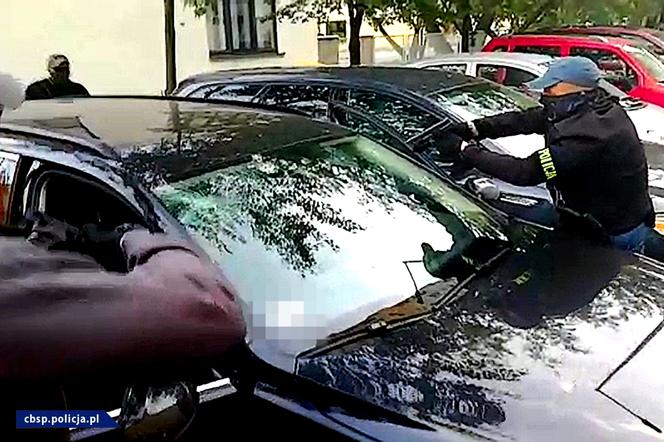 "Policjanci" napadali, BILI i okradali niewinnych